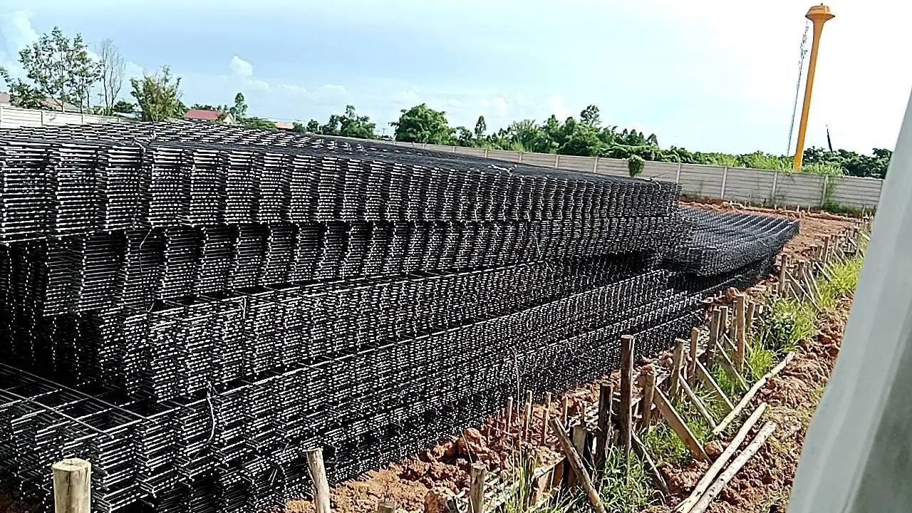 กองตะแกรงเหล็ก ไวร์เมช 6 มิล ตา 20x20 ซม. ล็อตใหญ่ เตรียมพร้อมสำหรับงานเทพื้นคอนกรีต โครงการก่อสร้างเขตธนบุรี